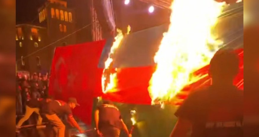 В Ереване сожгли флаги Азербайджана и Турции В Ереване сожгли флаги Азербайджана и Турции