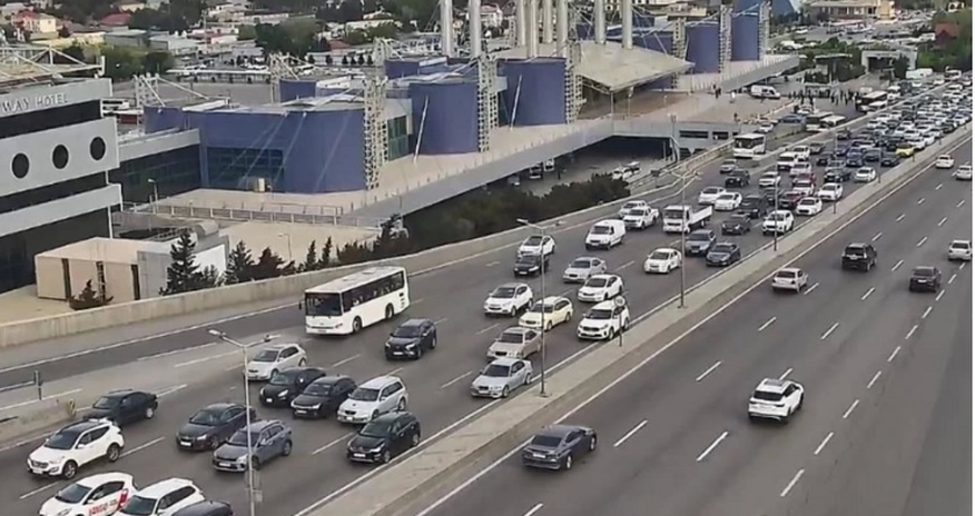 В Баку на ряде улиц и проспектов затруднено движение транспорта В Баку на ряде улиц и проспектов затруднено движение транспорта