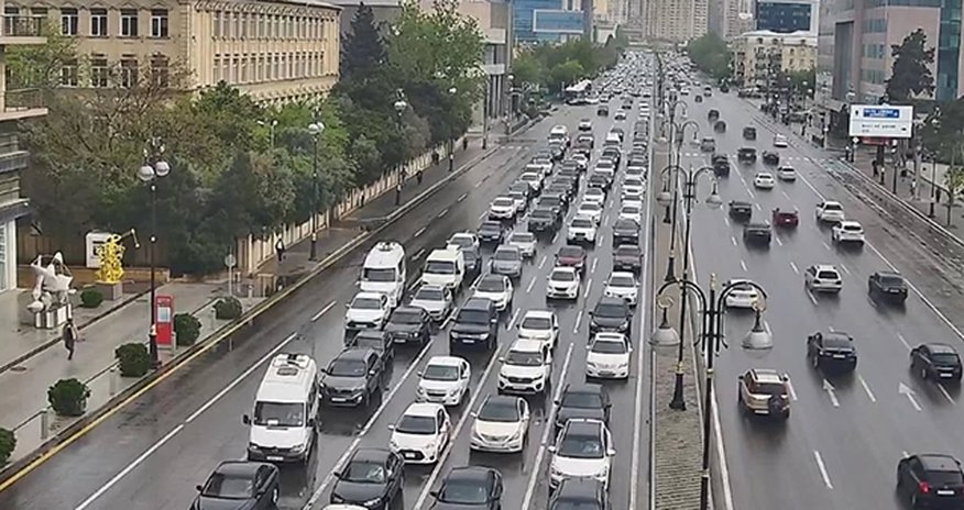 Yollarda yenə tıxac var Yollarda yenə tıxac var
