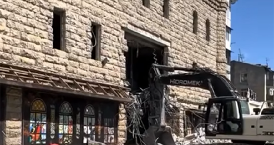 В Баку сносят еще один известный ресторан В Баку сносят еще один известный ресторан