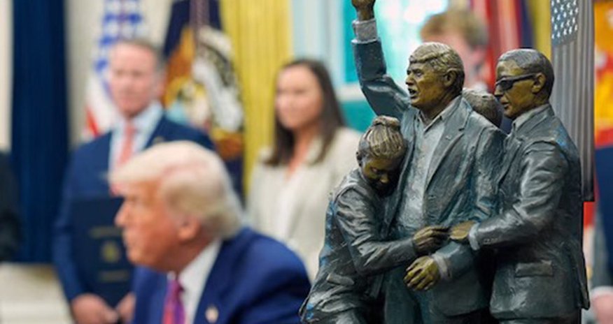 В Овальном кабинете Белого дома появился памятник покушению на Трампа В Овальном кабинете Белого дома появился памятник покушению на Трампа