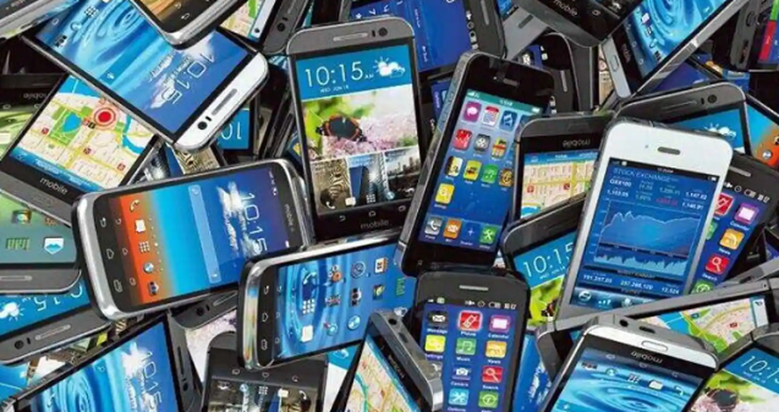 Bakıda 3 min 600 manatlıq telefon oğurlanıb Bakıda 3 min 600 manatlıq telefon oğurlanıb
