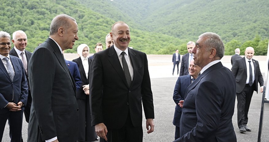 Prezidentlər Kəlbəcər-Laçın avtomobil yolunda görülən işlərlə tanış olublar Prezidentlər Kəlbəcər-Laçın avtomobil yolunda görülən işlərlə tanış olublar