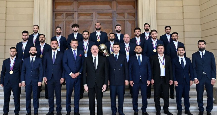 Əliyev minifutbol üzrə qalib olan milli komanda ilə görüşüb Əliyev minifutbol üzrə qalib olan milli komanda ilə görüşüb