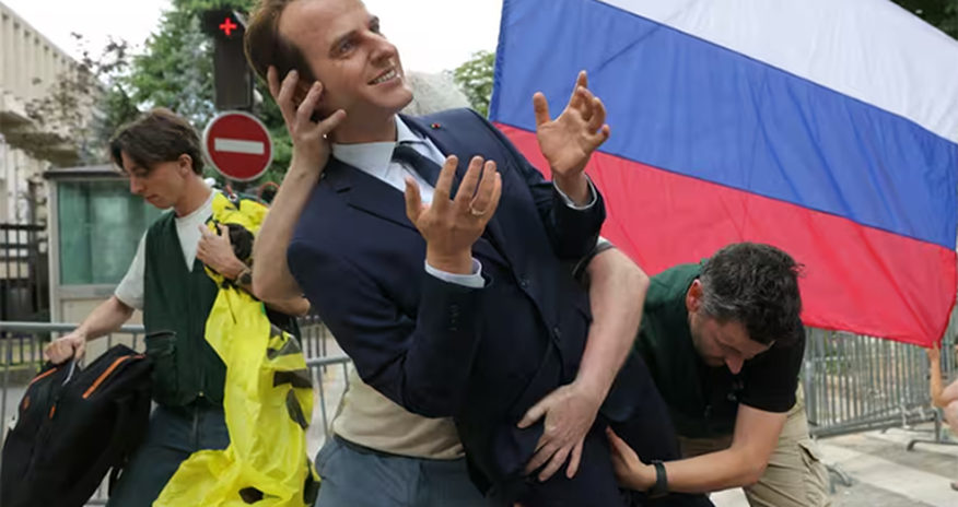 Статую Макрона украли из музея и поставили у посольства России Статую Макрона украли из музея и поставили у посольства России