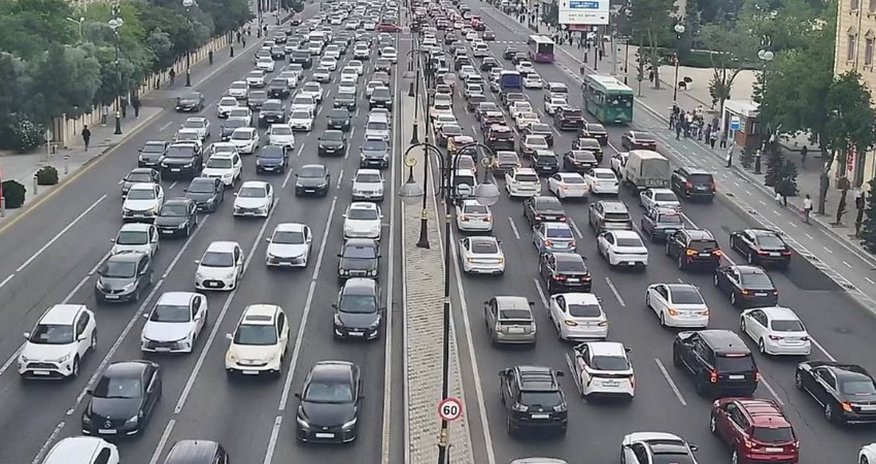 Bakıda 20 istiqamətdə sıxlıq müşahidə olunur Bakıda 20 istiqamətdə sıxlıq müşahidə olunur