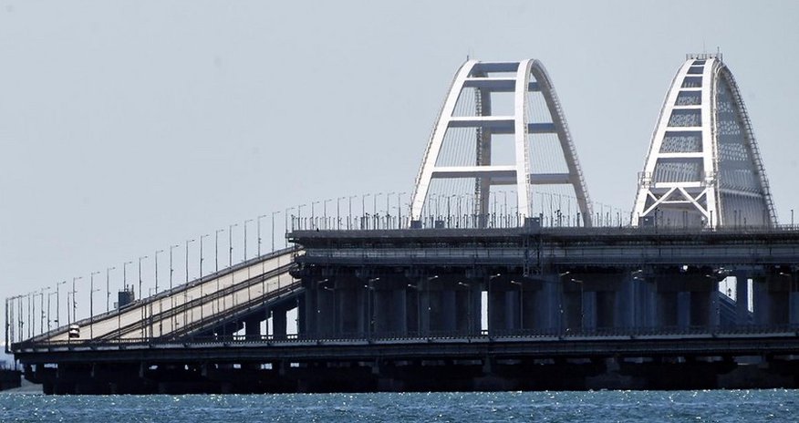 Россия приостановила движение по Крымскому мосту Россия приостановила движение по Крымскому мосту