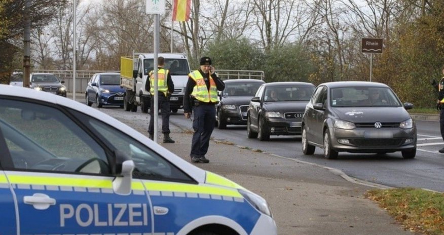 Almaniyada avtomobili izdihamın üzərinə sürülüb Almaniyada avtomobili izdihamın üzərinə sürülüb