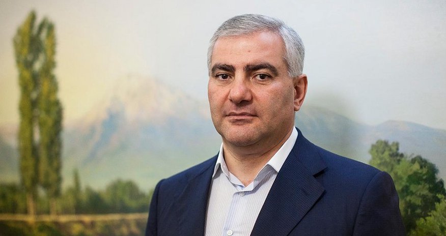 Karapetyan həbs edildi: Məhkəmə binası önündə gərginlik - Video Karapetyan həbs edildi: Məhkəmə binası önündə gərginlik - Video