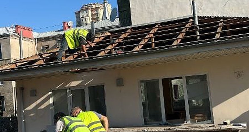 Bakıda binanın damında qanunsuz hovuz sökülüb Bakıda binanın damında qanunsuz hovuz sökülüb