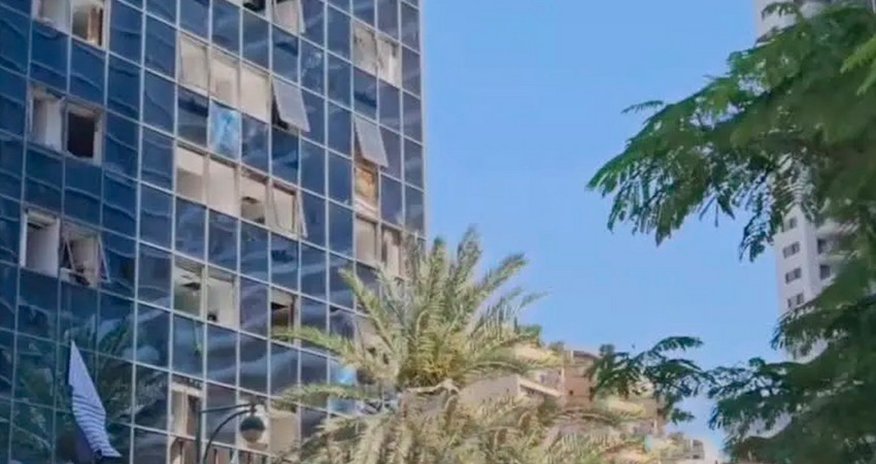 Иранская ракета попала в финансовый район Тель-Авива Иранская ракета попала в финансовый район Тель-Авива