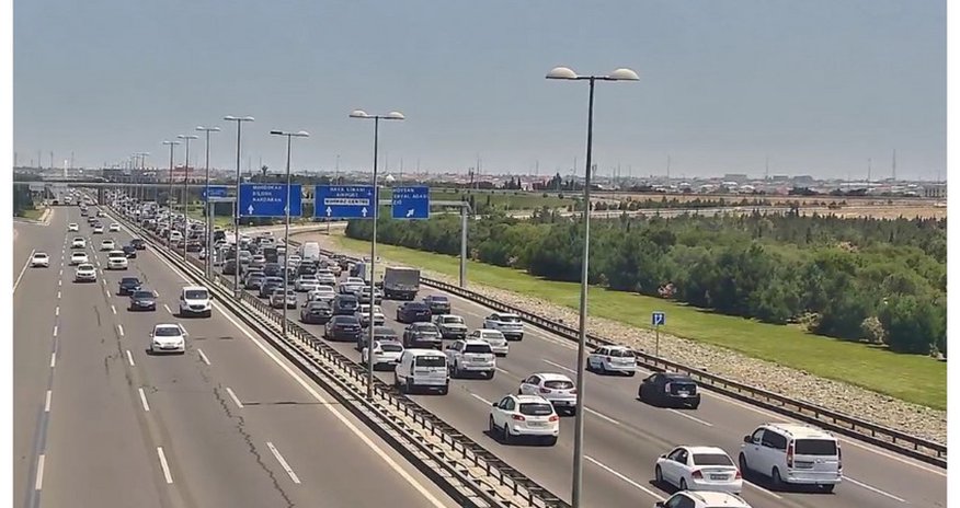В Баку из-за ДТП на Аэропортовском шоссе затруднено движение транспорта В Баку из-за ДТП на Аэропортовском шоссе затруднено движение транспорта