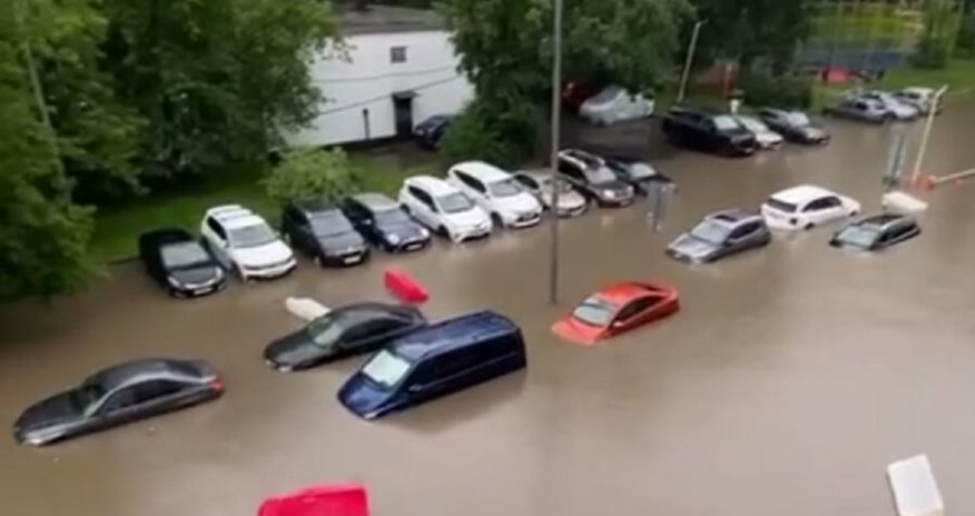 Heavy rain floods Moscow streets, disrupts transport Heavy rain floods Moscow streets, disrupts transport