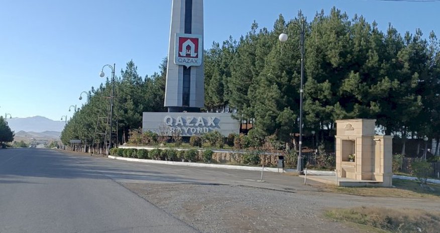 Qazaxda 2 maşın toqquşdu Qazaxda 2 maşın toqquşdu
