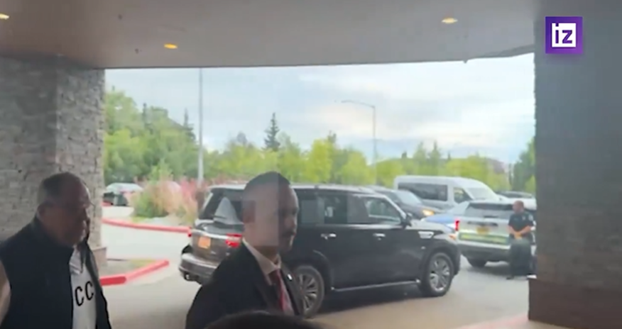Лавров прибыл на Аляску в свитере с надписью "СССР" Лавров прибыл на Аляску в свитере с надписью "СССР"