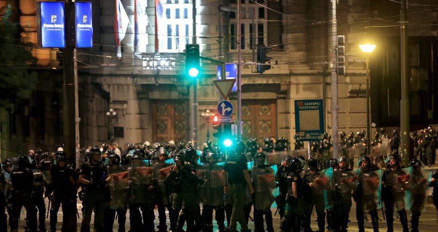 Во время протестов в Сербии пострадали шесть полицейских Во время протестов в Сербии пострадали шесть полицейских