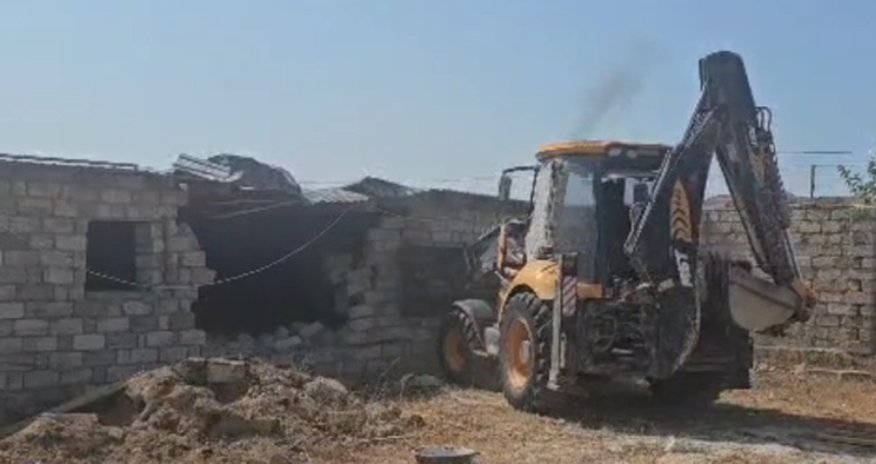МЧС снесло незаконную постройку - Видео МЧС снесло незаконную постройку - Видео