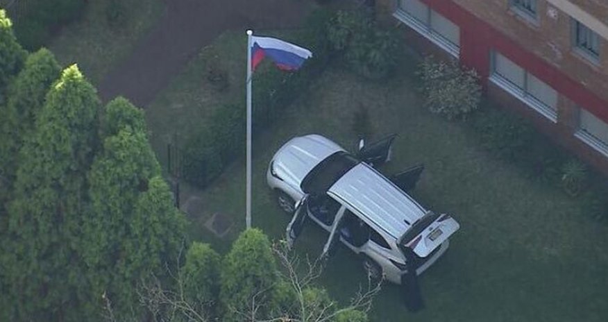 Автомобиль протаранил генконсульство России Автомобиль протаранил генконсульство России