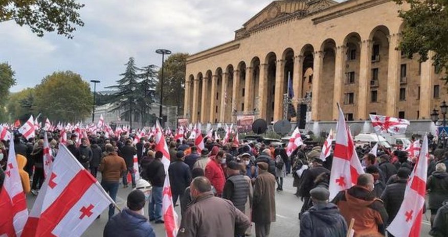 В Тбилиси начались массовые протесты В Тбилиси начались массовые протесты