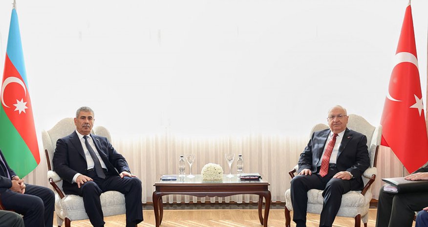 Azərbaycan və Türkiyə müdafiə nazirləri görüşüb Azərbaycan və Türkiyə müdafiə nazirləri görüşüb
