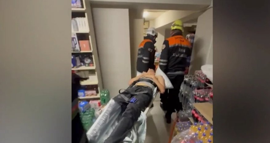 Mağazada təhlükəli vəziyyətdə qalan şəxs xilas olunub - Video Mağazada təhlükəli vəziyyətdə qalan şəxs xilas olunub - Video