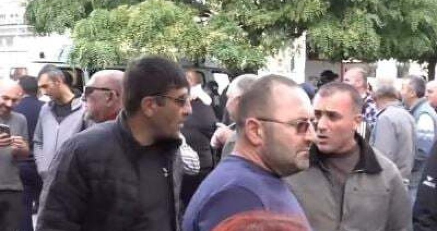 Armenian truck drivers protest at Russian embassy in Yerevan Armenian truck drivers protest at Russian embassy in Yerevan