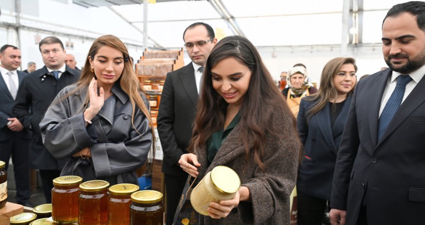Leyla Əliyeva və Arzu Əliyeva arıçılıq məhsullarının sərgi-satış yarmarkasını ziyarət ediblər Leyla Əliyeva və Arzu Əliyeva arıçılıq məhsullarının sərgi-satış yarmarkasını ziyarət ediblər