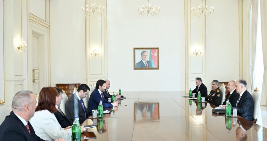Prezident İlham Əliyev Slovakiya müdafiə nazirini qəbul edib Prezident İlham Əliyev Slovakiya müdafiə nazirini qəbul edib