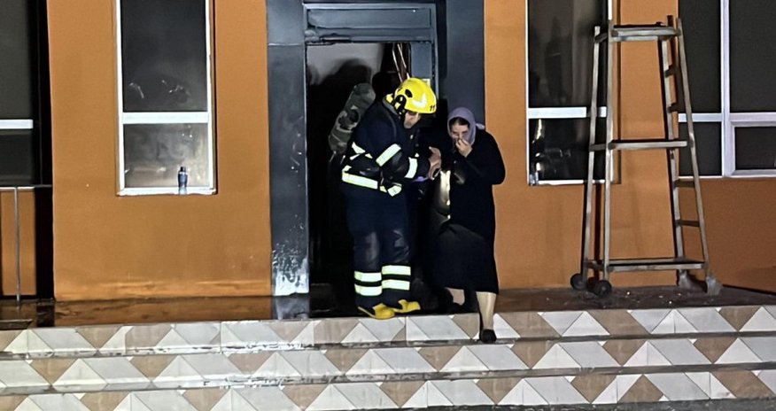 Yanğında tüstüdən zəhərlənənlərin son vəziyyəti açıqlanıb Yanğında tüstüdən zəhərlənənlərin son vəziyyəti açıqlanıb