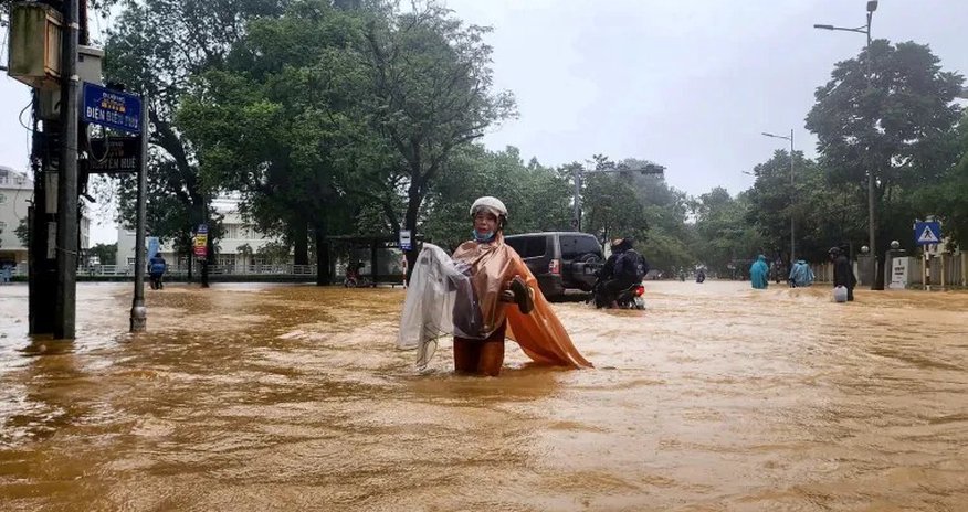 Во Вьетнаме из-за наводнений погибли по меньшей мере 90 человек Во Вьетнаме из-за наводнений погибли по меньшей мере 90 человек
