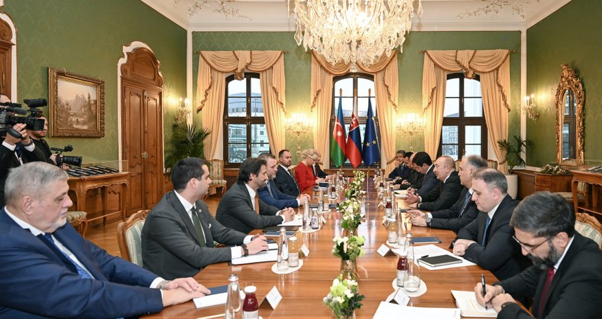 Azərbaycan və Slovakiya prezidentlərinin geniş tərkibdə görüşü olub Azərbaycan və Slovakiya prezidentlərinin geniş tərkibdə görüşü olub