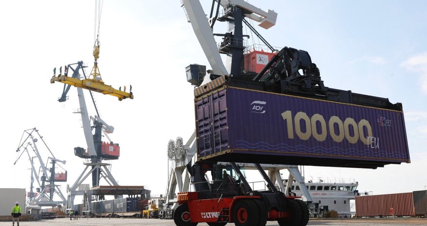 Бакинский порт увеличил перевалку контейнеров до рекордных 100 тыс. TEU Бакинский порт увеличил перевалку контейнеров до рекордных 100 тыс. TEU