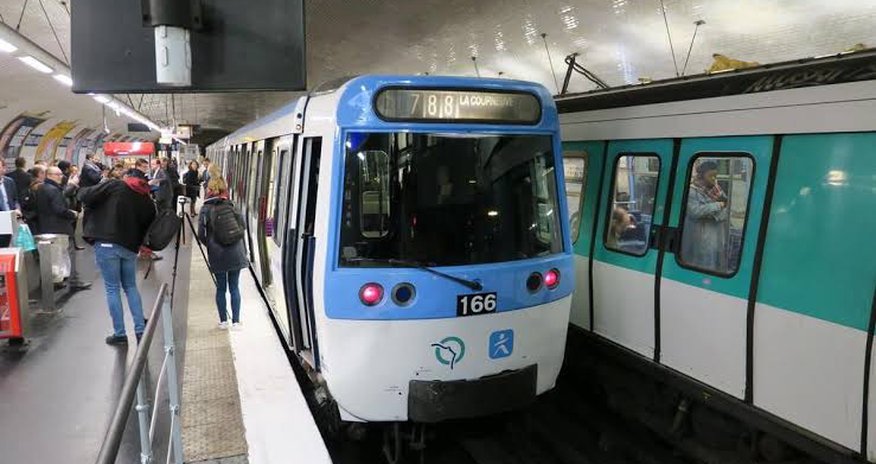 Le Parisien: Неизвестный напал на женщин с ножом в метро Парижа Le Parisien: Неизвестный напал на женщин с ножом в метро Парижа