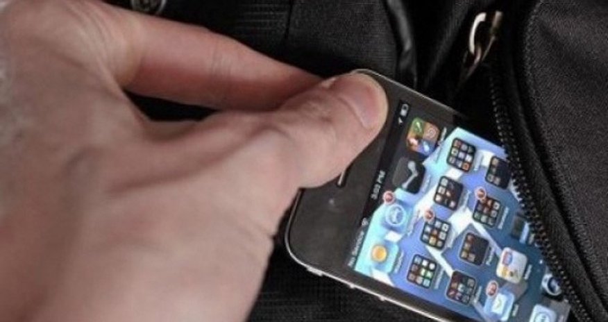 Avtobusda sürücünün telefonunu götürüb qaçan sərnişin saxlanılıb Avtobusda sürücünün telefonunu götürüb qaçan sərnişin saxlanılıb