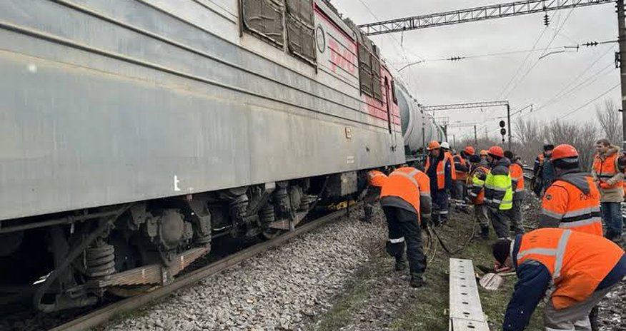 В Ростовской области РФ грузовой поезд сошел с рельсов В Ростовской области РФ грузовой поезд сошел с рельсов