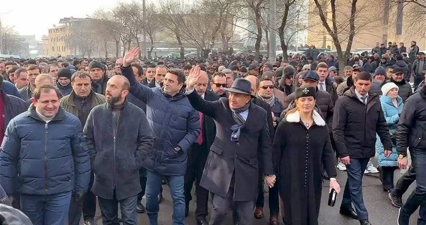 Пашинян возглавил шествие в Ереване после рождественской литургии Пашинян возглавил шествие в Ереване после рождественской литургии