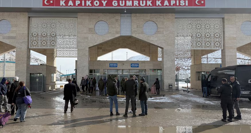 İran vətəndaşları quru sərhədlərini keçərək Türkiyəyə gedir İran vətəndaşları quru sərhədlərini keçərək Türkiyəyə gedir