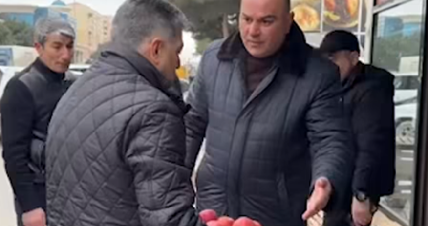 Satıcının almalarını müsadirə edən məmur:Nə olub, nə hadisə baş verib? Satıcının almalarını müsadirə edən məmur:Nə olub, nə hadisə baş verib?