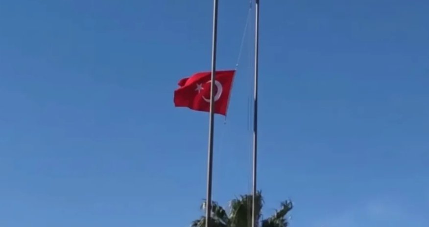Suriyalılardan Türkiyə bayrağına hörmətsizlik Suriyalılardan Türkiyə bayrağına hörmətsizlik