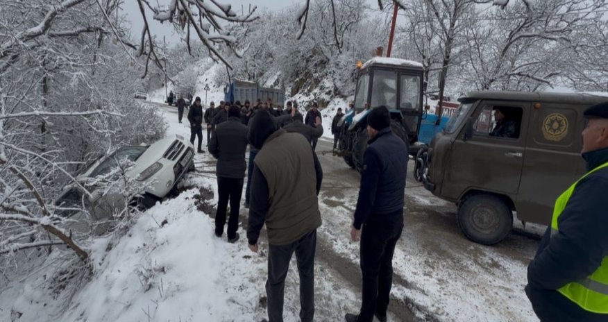Ağsu aşırımında buz bağlayan yolda iki avtomobil aşıb Ağsu aşırımında buz bağlayan yolda iki avtomobil aşıb