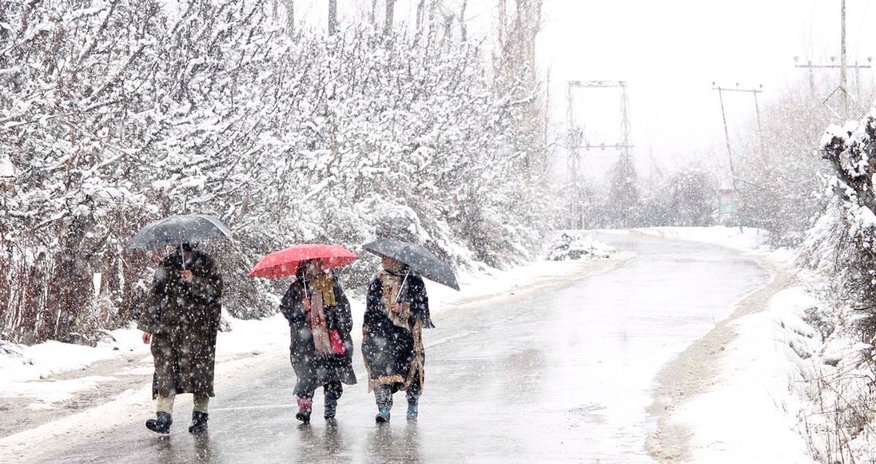 Heavy snowfall disrupts electricity and communications in regions Heavy snowfall disrupts electricity and communications in regions