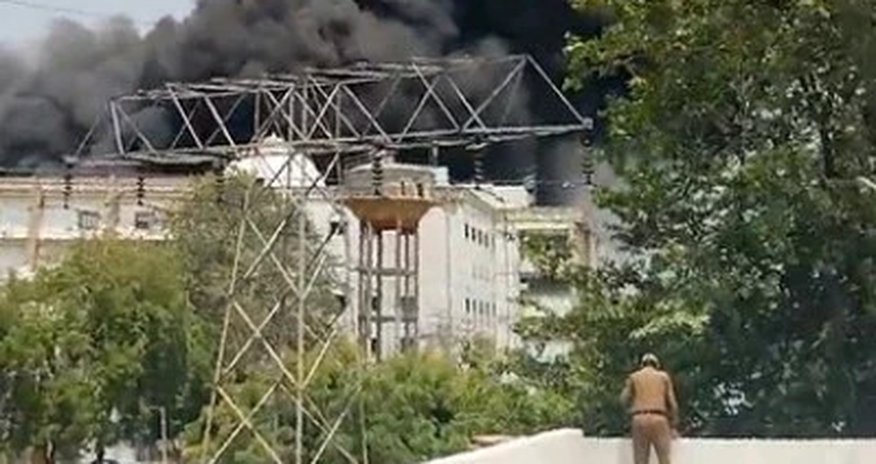 Bоенный самолёт разбился во время ночного учебного полёта в иране, один пилот погиб Bоенный самолёт разбился во время ночного учебного полёта в иране, один пилот погиб