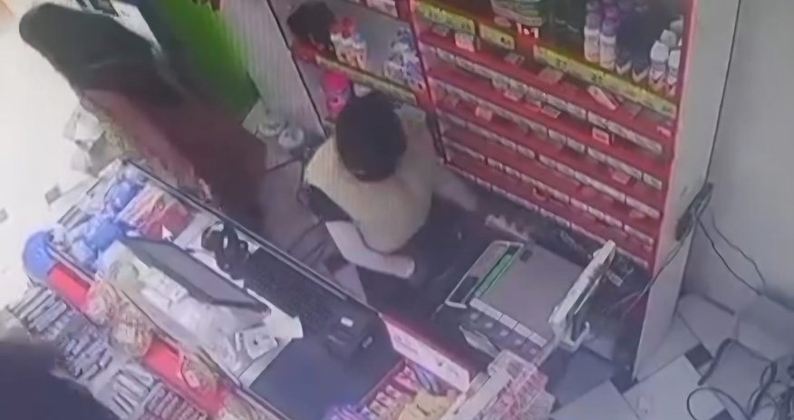 Bir neçə qadın mağazaya hücum edərək siqaret oğurlayıb - Video Bir neçə qadın mağazaya hücum edərək siqaret oğurlayıb - Video