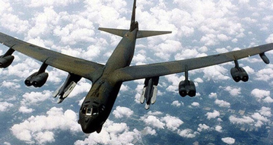 Бомбардировщик B-52 подняли над США Бомбардировщик B-52 подняли над США