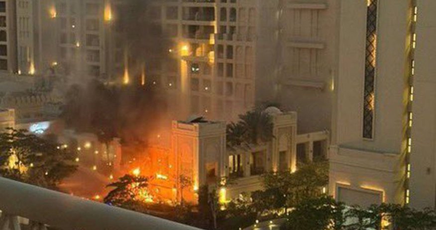 Dubayda Fairmont The Palm yaxınlığına raket düşüb - Güclü yanğın baş verib Dubayda Fairmont The Palm yaxınlığına raket düşüb - Güclü yanğın baş verib