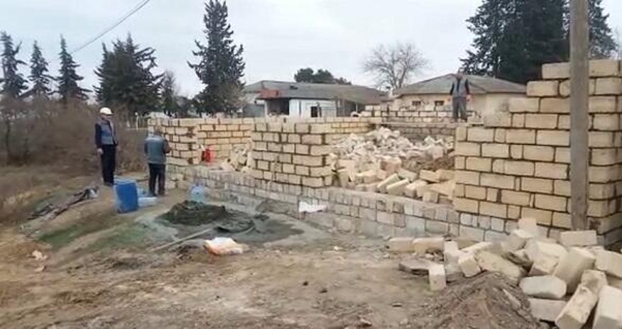 В Баку снесена незаконная постройка В Баку снесена незаконная постройка