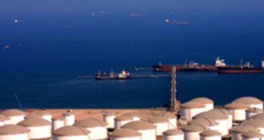 В Эмиратах пожар на крупнейшем нефтехранилище В Эмиратах пожар на крупнейшем нефтехранилище