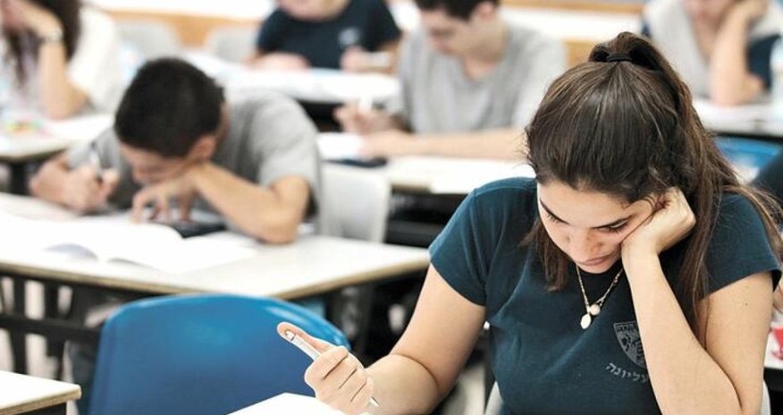 Dövlət qulluqçusu olmaq istəyən 1600-dən çox namizədimtahan verəcək Dövlət qulluqçusu olmaq istəyən 1600-dən çox namizədimtahan verəcək