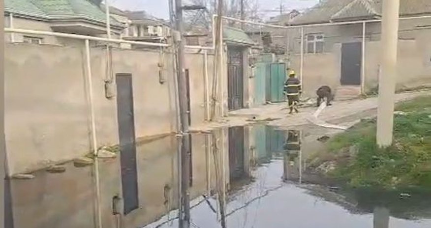 В одном из районов Баку произошел обвал канализации, дома затопило В одном из районов Баку произошел обвал канализации, дома затопило