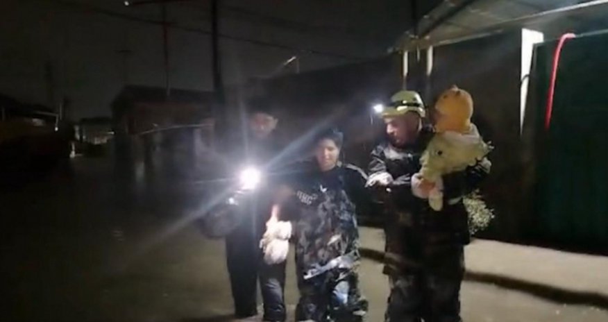 МЧС эвакуировало 33 человека из подтопленных районов Баку и Сумгайыта - ОБНОВЛЕНО МЧС эвакуировало 33 человека из подтопленных районов Баку и Сумгайыта - ОБНОВЛЕНО